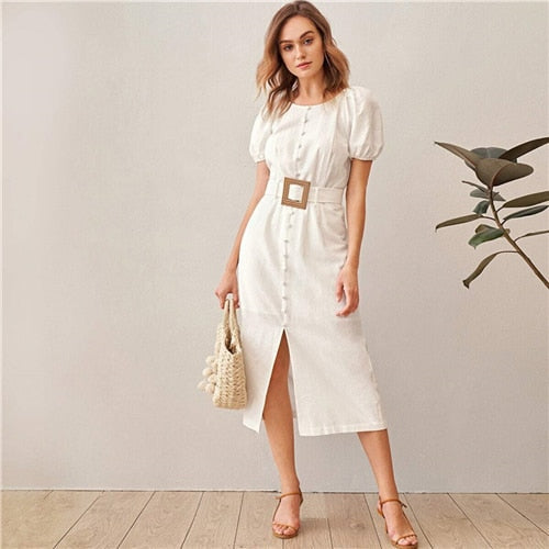 Rochie lungă albă cu mâneci bufante, la un singur rând de nasturi, despicată, cu curea, de vară, cu guler în O, din bumbac, croită și evazată, stil boho și chic.
