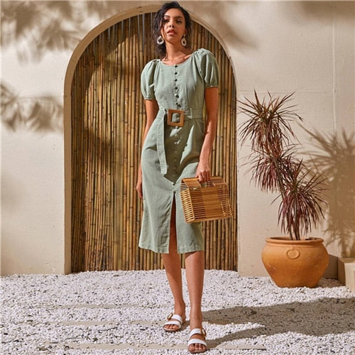 Rochie lungă albă cu mâneci bufante, la un singur rând de nasturi, despicată, cu curea, de vară, cu guler în O, din bumbac, croită și evazată, stil boho și chic.
